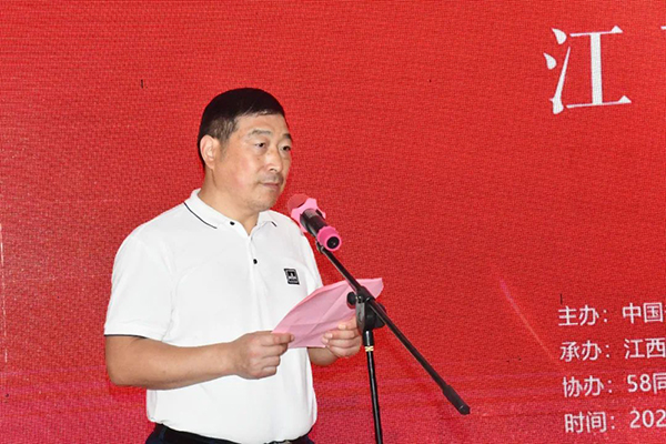 毛国典主持开幕式