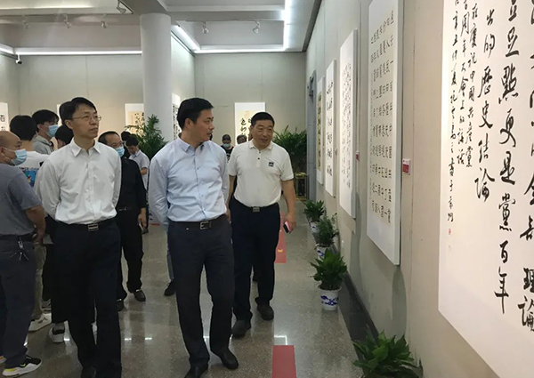 领导嘉宾观看展览