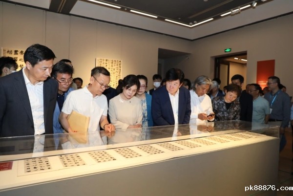 领导嘉宾参观展览现场作品