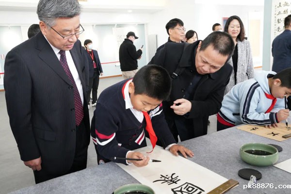 书法家指导孩子们书法创作