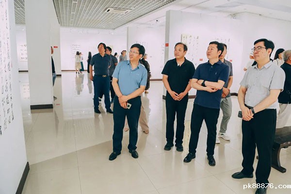 领导嘉宾观看展览